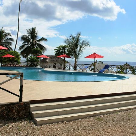 Coconut Tree Village Beach Resort อูโร ภายนอก รูปภาพ