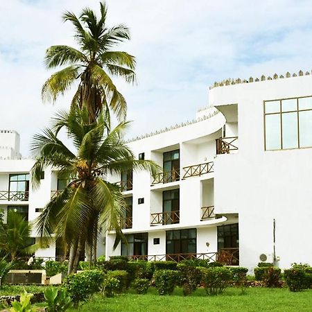 Coconut Tree Village Beach Resort อูโร ภายนอก รูปภาพ