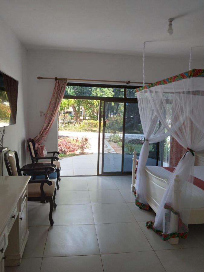 Coconut Tree Village Beach Resort อูโร ภายนอก รูปภาพ