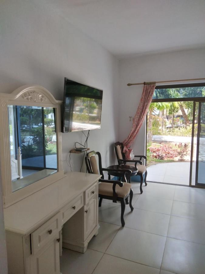 Coconut Tree Village Beach Resort อูโร ภายนอก รูปภาพ