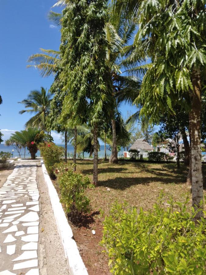 Coconut Tree Village Beach Resort อูโร ภายนอก รูปภาพ